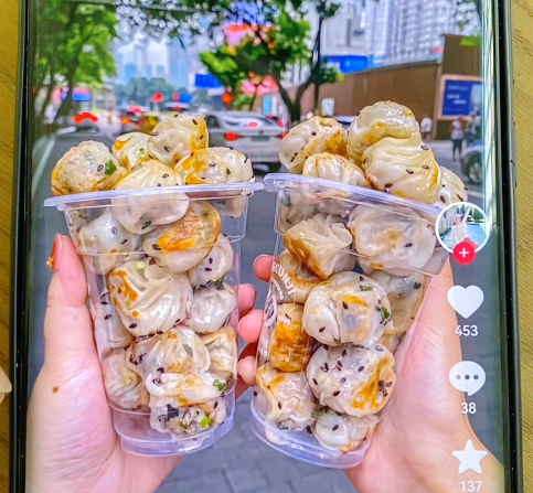 華人老鐵用拇指生煎包機做生煎包，湯汁濃稠、面皮酥脆！