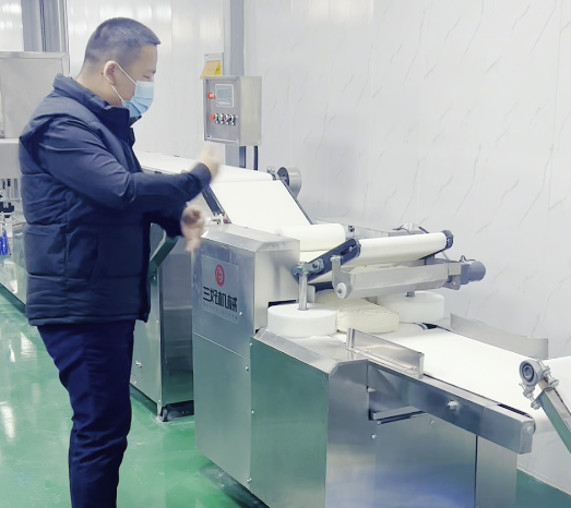 一個饅頭房到底需要一臺多大的饅頭機做饅頭？